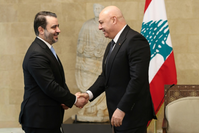 Photo publiée par le bureau de presse de la présidence libanaise, le 10 octobre 2025, du président libanais Joseph Aoun (d) et du ministre syrien des Affaires étrangères Assaad al-Shaibani avant une réunion au palais présidentiel de Baabda, à l'est de Beyrouth ( Présidence libanaise / - )