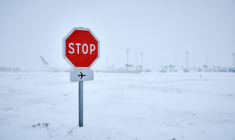 Un panneau à l'aéroport d'Orly, au sud de Paris, où 40 vols ont été annulés en raison de la neige, le 7 janvier 2026 ( AFP / Kiran RIDLEY )