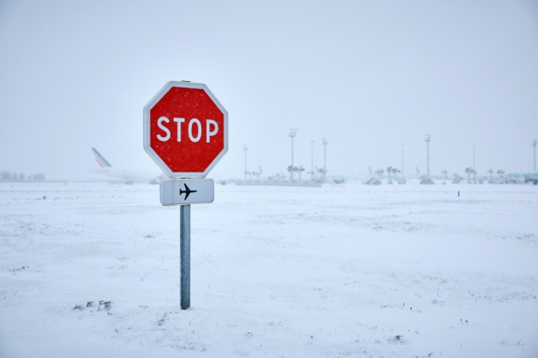 L'aéroport Paris-Orly après une forte chute de neige, le 7 janvier 2026 ( AFP / Kiran RIDLEY )