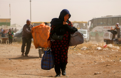 Des réfugiés afghans arrivent à la frontière entre l'Iran et l'Afghanistan, le 5 juillet 2025 ( AFP / Mohsen KARIMI )