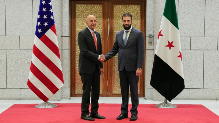 Photo diffusée par l'agence de presse officielle syrienne Sana du président syrien par intérim Ahmad al-Chareh (d) et l'envoyé spécial américain pour la Syrie, Thomas Barrack, le 29 mai 2025 à Damas ( AFP / - )