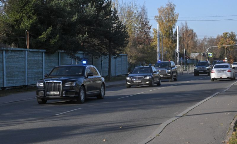 Un cortège de voitures, qui transporterait l'envoyé spécial américain Witkoff, s'éloigne après des entretiens avec le président russe Poutine à Saint-Pétersbourg