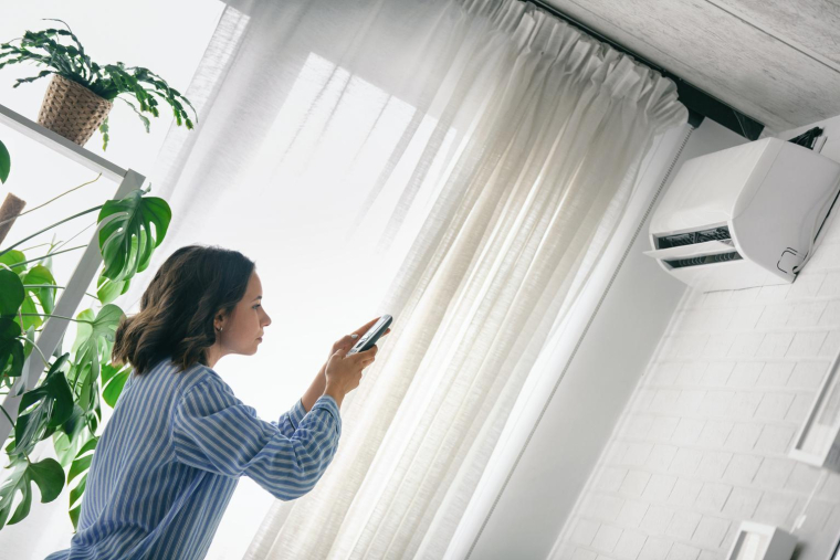Acheter un climatiseur hors saison permet de faire des économies et de profiter de modèles plus performants. ( crédit photo : Getty Images )