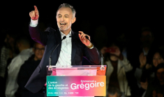 Emmanuel Grégoire, candidat de la gauche unie hors LFI à la mairie de Paris, lors d'un meeting de campagne avant le 2e tour des municipales, le 20 mars 2026 à Paris ( AFP / JULIEN DE ROSA )