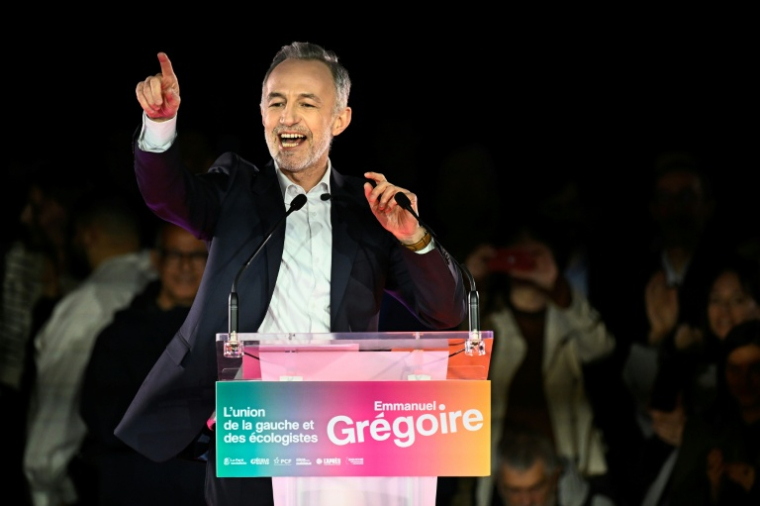 Emmanuel Grégoire, candidat de la gauche unie hors LFI à la mairie de Paris, lors d'un meeting de campagne avant le 2e tour des municipales, le 20 mars 2026 à Paris ( AFP / JULIEN DE ROSA )