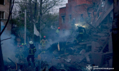 Photo prise et diffusée par le Service d'État des situations d'urgence de l'Ukraine, le 25 avril 2026, montrant des secouristes dans les décombres d'un immeuble résidentiel après une attaque russe à Dnipro, dans le centre-est du pays  ( State Emergency Service of Ukraine / Handout )