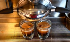 NESTLÉ CONCLUT UNE ALLIANCE AVEC STARBUCKS POUR 7,15 MILLIARDS DE DOLLARS