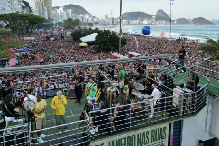 Vue aérienne du concert donné par les musiciens brésiliens Caetano Veloso et Gilberto Gil lors d'une manifestation à Rio de Janeiro, au Brésil, le 21 septembre 2025 ( AFP / Pablo PORCIUNCULA )