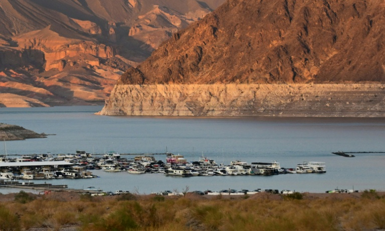 Traces du manque d'eau lié à la sécheresse sur les rives du lac Mead, dans le Nevada, le 21 août 2026 ( AFP / Frederic J. BROWN )