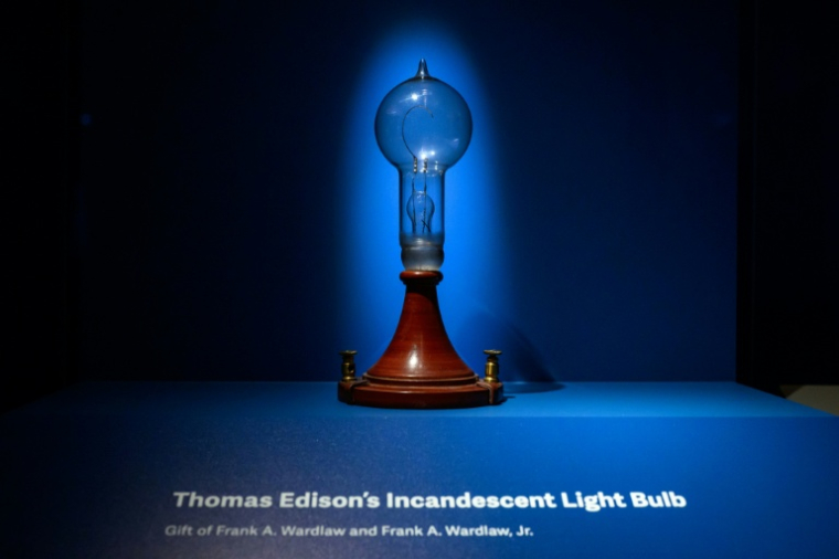 L'ampoule incandescente de Thomas Edison exposée lors d'une avant-première presse lors d'une avant-première presse de l'exposition "American Aspirations" au Smithsonian à Washington, le 28 mai 2026 ( AFP / Mandel NGAN )
