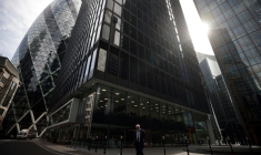 Une personne marche dans le quartier financier à Londres