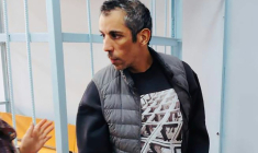 Photo du 23 octobre 2025 publiée par le service de presse unifié des tribunaux de la région de Primorié, montrant le cycliste français Sofiane Sehili, arrêté pour suspicion d'avoir traversé illégalement la frontière russe, dans une salle d'audience après avoir été condamné à une amende de 50 000 roubles (530 euros) puis libéré sans l'avoir payée, dans la colonie extrême-orientale de Pogranitchny ( Service de presse unifié des tribunaux de la région de Primorié / Handout )