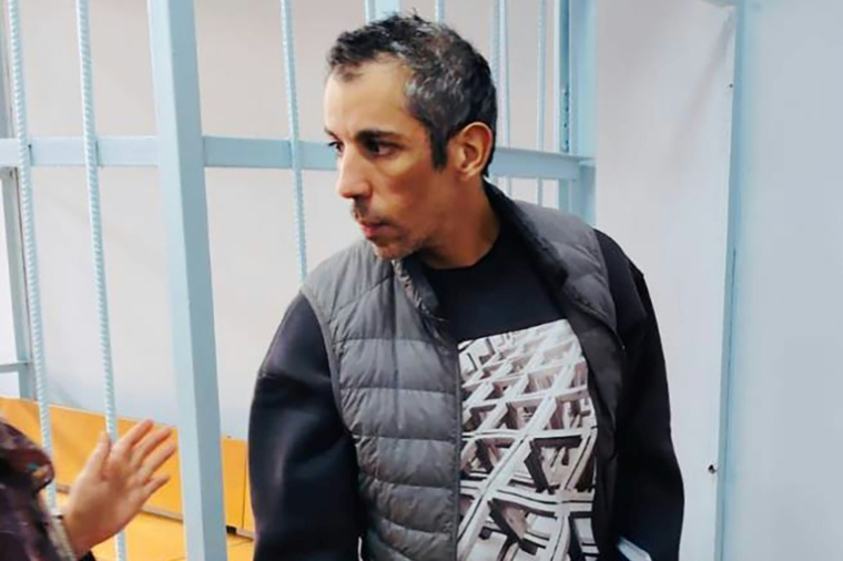 Photo du 23 octobre 2025 publiée par le service de presse unifié des tribunaux de la région de Primorié, montrant le cycliste français Sofiane Sehili, arrêté pour suspicion d'avoir traversé illégalement la frontière russe, dans une salle d'audience après avoir été condamné à une amende de 50 000 roubles (530 euros) puis libéré sans l'avoir payée, dans la colonie extrême-orientale de Pogranitchny ( Service de presse unifié des tribunaux de la région de Primorié / Handout )