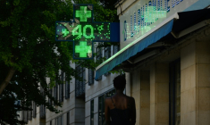 Un thermomètre de pharmacie affiche une température de 40°C à Bordeaux, eb Gironde, le 6 juillet 2026 lors d'une vague de chaleur en France ( AFP / Philippe LOPEZ )