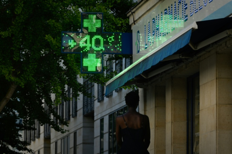 Un thermomètre de pharmacie affiche une température de 40°C à Bordeaux, eb Gironde, le 6 juillet 2026 lors d'une vague de chaleur en France ( AFP / Philippe LOPEZ )