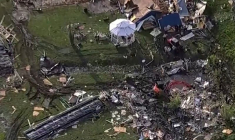 Des débris éparpillés sur une propriété au lendemain d'une série de tornades meurtrières au Texas