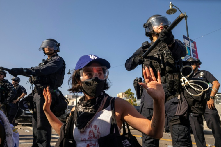 Manifestants et forces de l'ordre se mêlent, le 8 juin 2025 à Los Angeles ( AFP / RINGO CHIU )