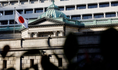Un drapeau japonais flotte au sommet du siège de la Banque du Japon à Tokyo