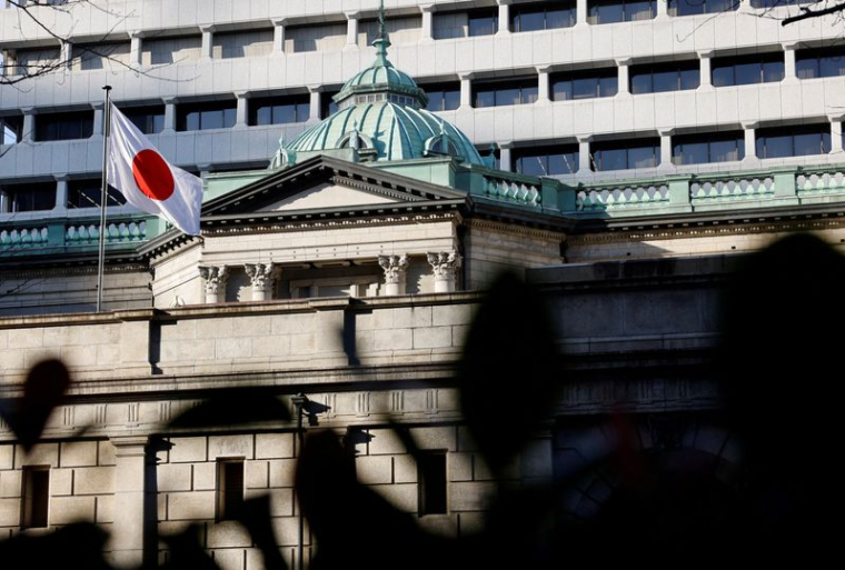 Un drapeau japonais flotte au sommet du siège de la Banque du Japon à Tokyo