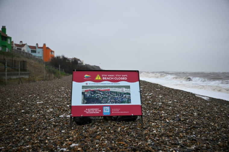 Un panneau d'interdiction sur la plage dans le village balnéaire de Thorpeness, dans le Suffolk, en Angleterre, le 3 février 2026 ( AFP / Ben STANSALL )