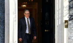 Le Premier ministre Keir Starmer, sortant du 10 Downing Street, Londre, le 4 avril 2026 ( AFP / BENJAMIN CREMEL )