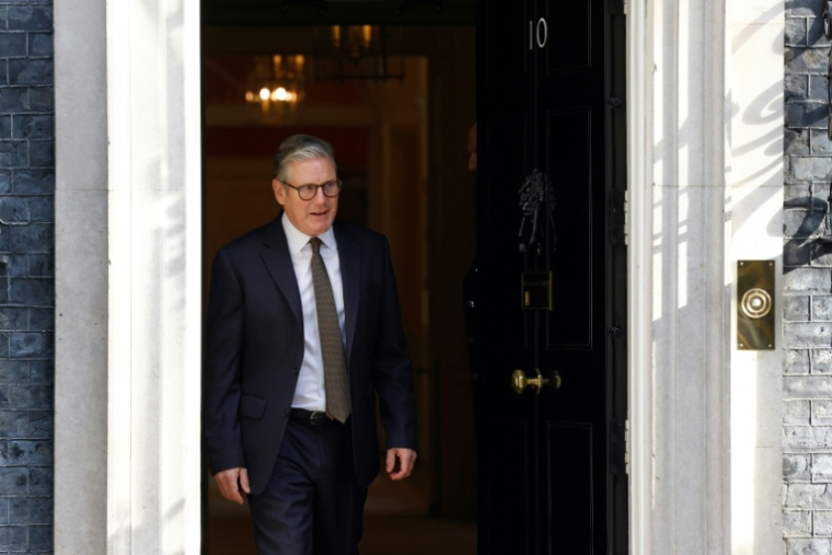 Le Premier ministre Keir Starmer, sortant du 10 Downing Street, Londre, le 4 avril 2026 ( AFP / BENJAMIN CREMEL )