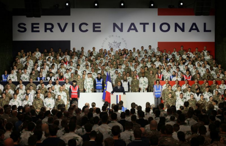 Emmanuel Macron dévoile un nouveau service militaire national lors d'un discours devant l'armée à la base militaire de Varces