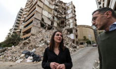 Ghida Krisht (gauche) et Wael Sabbagh (droite), qui ont perdu des proches dans la destruction d'un immeuble par une frappe israélienne, se tiennent devant le bâtiment, dans le quartier de Tallet el-Khayat, à Beyrouth, le 18 mai 2026 ( AFP / Anwar AMRO )