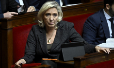 Marine Le Pen à Paris, le 19 novembre 2025. ( AFP / JULIEN DE ROSA )