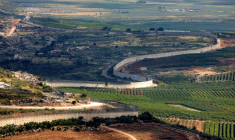Le mur frontalier entre Israël (à droite) et le Liban, le 29 mai 2026 ( AFP / Jalaa MAREY )
