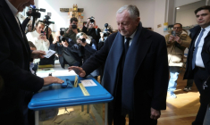 L'homme d'affaires Jean-Michel Aulas, candidat à la mairie de Lyon adoubé par la droite et le centre, vote au premier tour des élections municipales, le 15 mars 2026 à Lyon  ( AFP / Alex MARTIN )