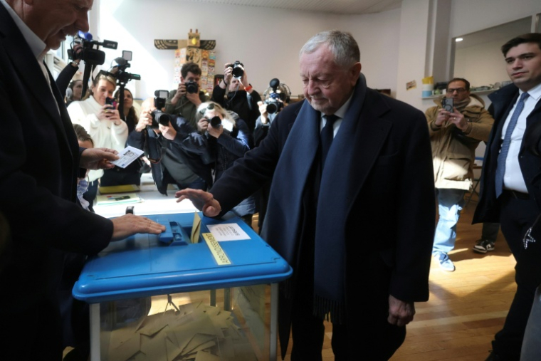L'homme d'affaires Jean-Michel Aulas, candidat à la mairie de Lyon adoubé par la droite et le centre, vote au premier tour des élections municipales, le 15 mars 2026 à Lyon  ( AFP / Alex MARTIN )