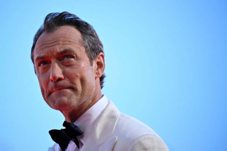 L'acteur Jude Law sur le tapis rouge de la Mostra pour "Le Mage du Kremlin", le 31 août 2025 à Venise ( AFP / Tiziana FABI )