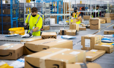 Deux employés d'Amazon en train de scanner des envois. (Crédit:  / Amazon)
