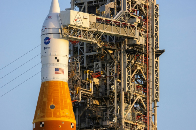 La fusée SLS Artemis II de la Nasa et le vaisseau spatial Orion sur le pas de tir 39B du Centre spatial Kennedy à Cap Canaveral, le 31 mars 2026 en Floride ( AFP / Jim WATSON )