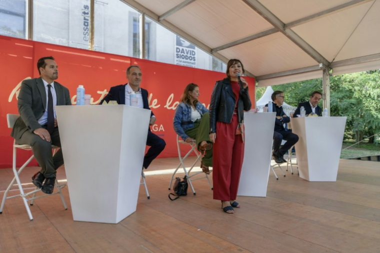 La présidente du conseil régional d'Occitanie, Carole Delga (devant) s'exprime lors de la 5e édition des "Rencontres de la Gauche" à Bram, le 27 septembre 2025 dans l'Aude ( AFP / Idriss BIGOU-GILLES )