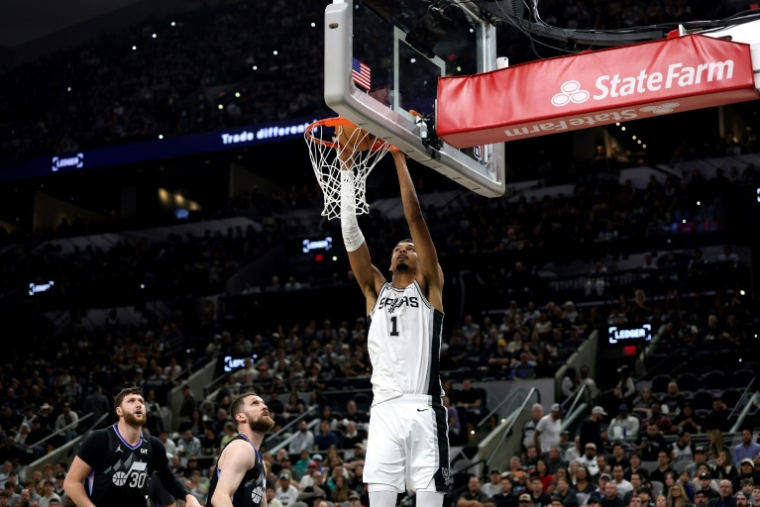 La star des Spurs Victor Wembanyama réussit un dunk face au Utah Jazz, le 27 décembre 2025 à San Antonio ( GETTY IMAGES NORTH AMERICA / Kenneth Richmond )