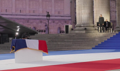 Le cercueil au nom de Robert Badinter entre au Panthéon sous les applaudissements