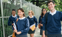 (Crédits photo : Adobe Stock - Collégiens en uniforme sortant de leur établissement scolaire)