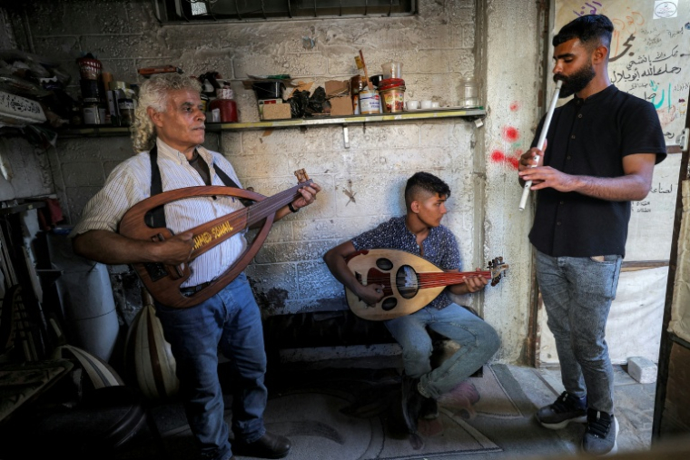 Le luthier palestinien Souhail Abou Chawich dans son atelier de réparation d'ouds, au camp de réfugiés de Nousseirat, dans le centre de la bande de Gaza, le 23 juin 2026 ( AFP / Eyad Baba )