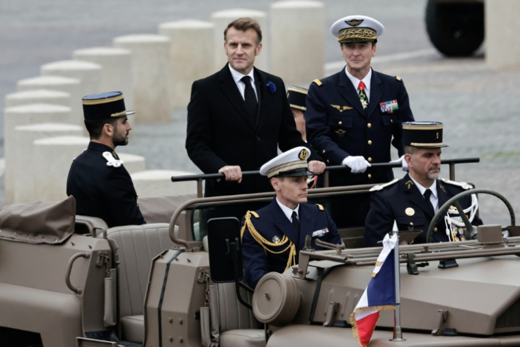 Le président de la République, Emmanuel Macron (G), et le chef d'état major français, le général Fabien Mandon (D), à Paris le 11 novembre 2025  ( AFP / STEPHANE DE SAKUTIN )