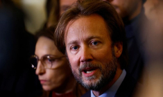 Le député Boris Vallaud, président du groupe parlementaire Socialistes et apparentés, s'adresse aux journalistes après l'annonce par le Premier ministre français du recours par le gouvernement à l'article 49.3  à l'Assemblée nationale à Paris