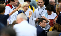 La candidate RN à la présidentielle Marine Le Pen et le président du parti Jordan Bardella à leur arrivée à la messe célébrée par le pape Léon XIV à Paris le 26 septembre 2026 ( AFP / JULIEN DE ROSA )
