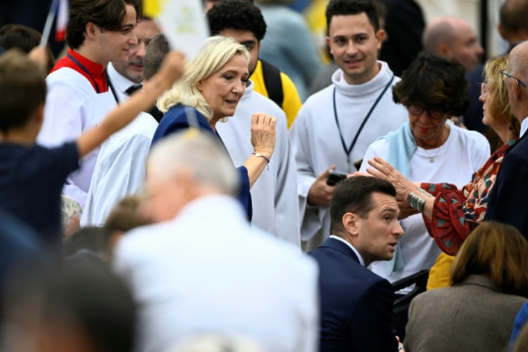 La candidate RN à la présidentielle Marine Le Pen et le président du parti Jordan Bardella à leur arrivée à la messe célébrée par le pape Léon XIV à Paris le 26 septembre 2026 ( AFP / JULIEN DE ROSA )
