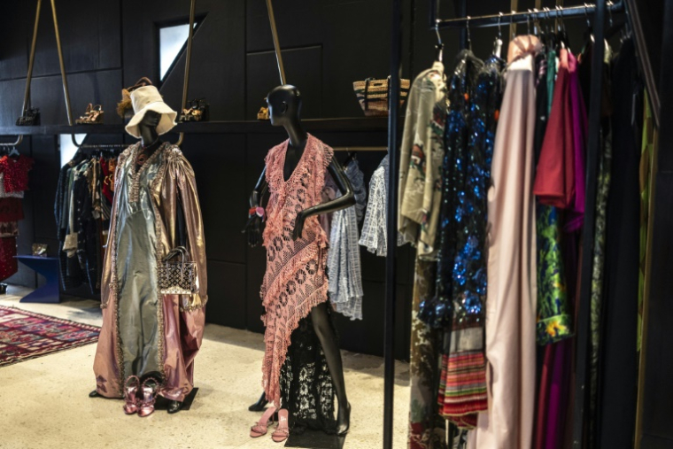 Des vêtements exposés au concept-store de mode et de décoration de luxe Alára, le 20 août 2025 à Lagos, au Nigeria ( AFP / OLYMPIA DE MAISMONT )