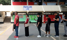 Des électeurs font la queue dans un bureau de vote lors de l’élection présidentielle à Lima, le 12 avril 2026 ( AFP / Connie FRANCE )