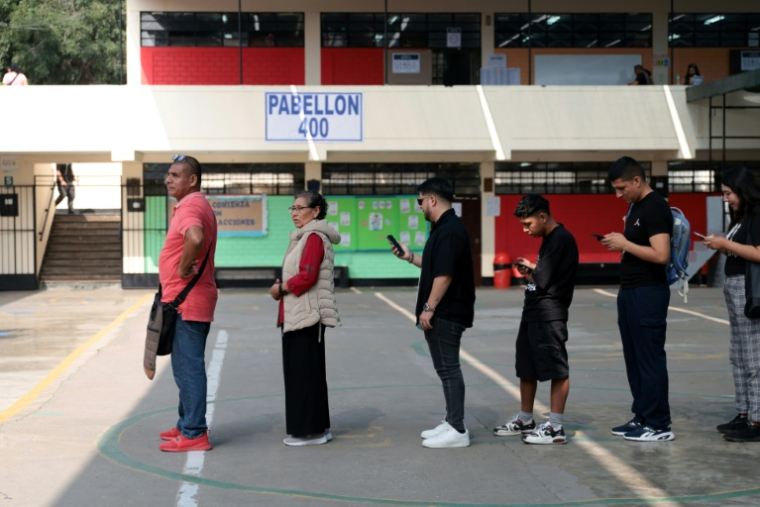 Des électeurs font la queue dans un bureau de vote lors de l’élection présidentielle à Lima, le 12 avril 2026 ( AFP / Connie FRANCE )