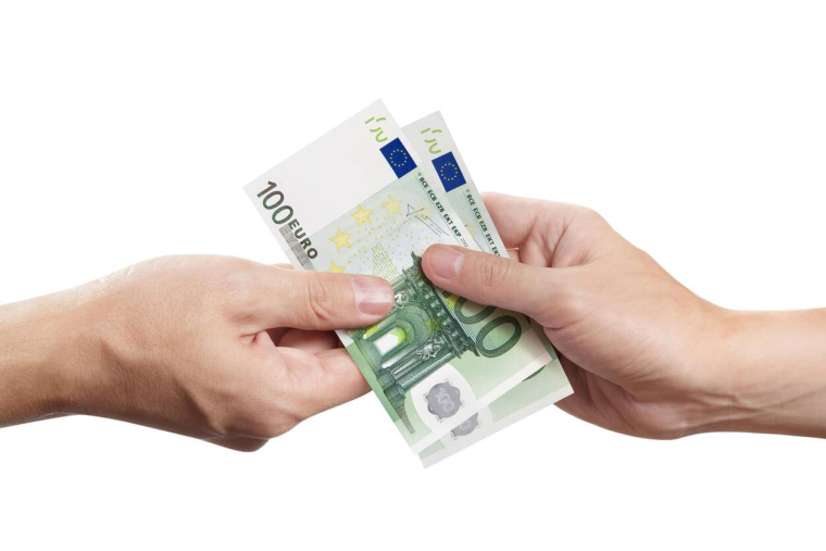 Fêtes de fin d'année : quelles sont les règles fiscales sur les dons ? / iStock.com - Marat Musabirov