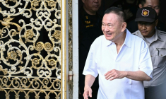 L'ancien Premier ministre thaïlandais Thaksin Shinawatra sort de prison, le 11 mai 2026 à Bangkok ( AFP / Lillian SUWANRUMPHA )