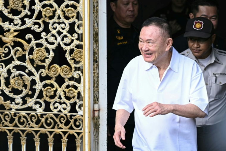 L'ancien Premier ministre thaïlandais Thaksin Shinawatra sort de prison, le 11 mai 2026 à Bangkok ( AFP / Lillian SUWANRUMPHA )